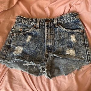 Levi’s short shorts size 6 denim distressed